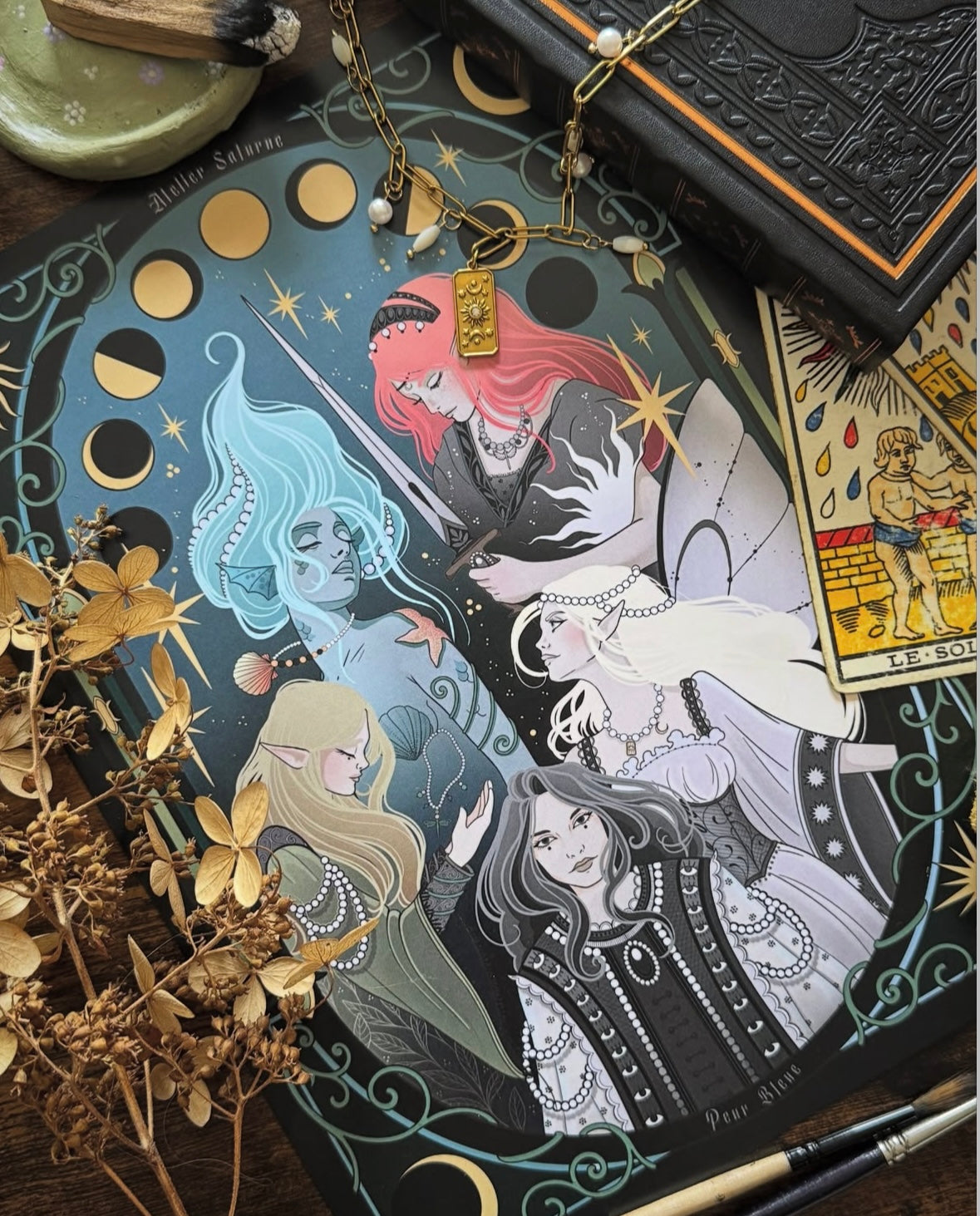 Affiche signature - Les muses d’Atelier Saturne (Collaboration magique avec Peur Bleue)