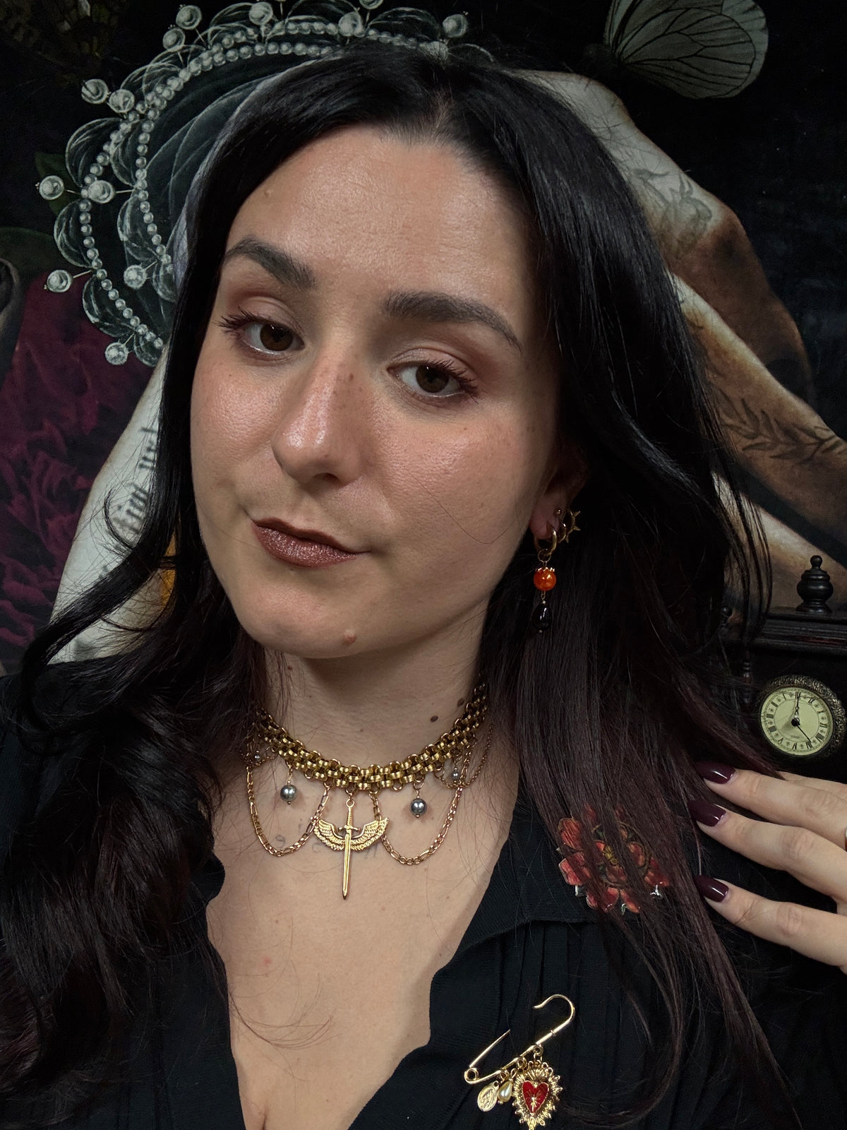 Boucles d’oreilles magiques : La Veuve des Brumes (Papillon de nuit et perles vintage très spooky)