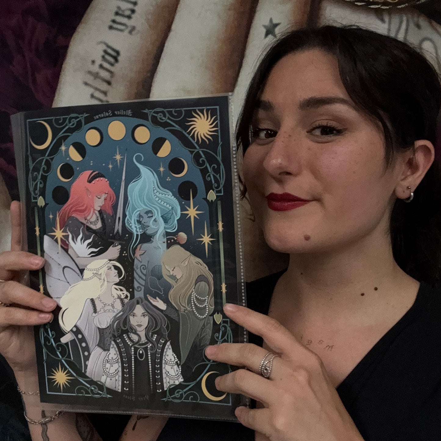Affiche signature - Les muses d’Atelier Saturne (Collaboration magique avec Peur Bleue)