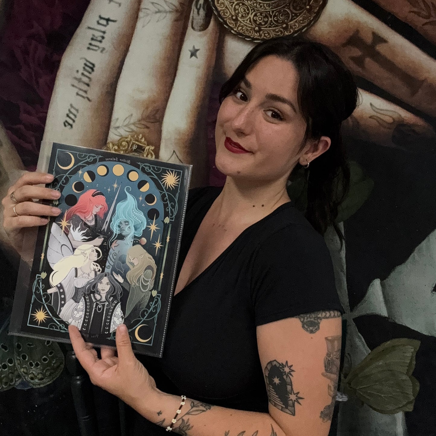 Affiche signature - Les muses d’Atelier Saturne (Collaboration magique avec Peur Bleue)