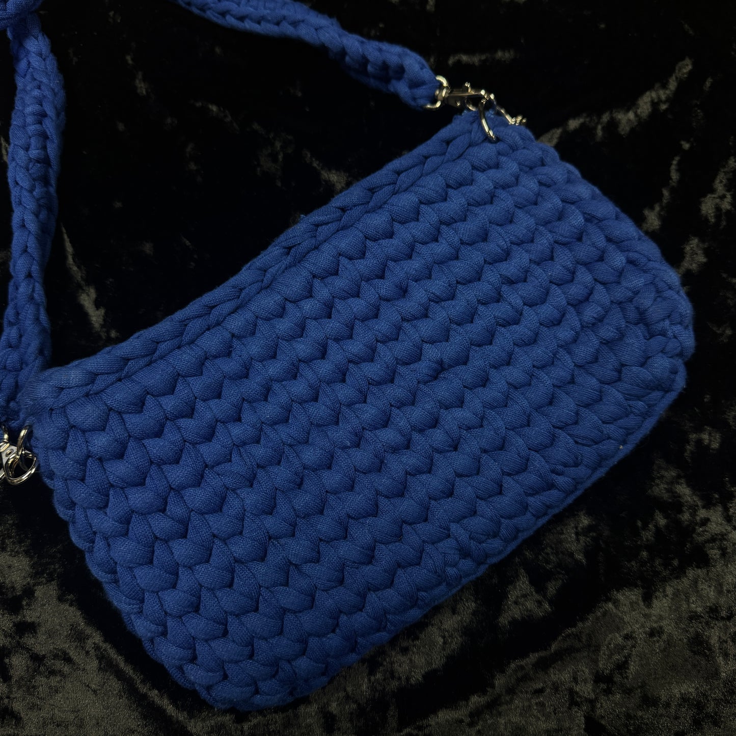 Sac upcyclé Atelier Saturne – Pièce unique ornée de chaînes en acier inoxydable et cœur sacré