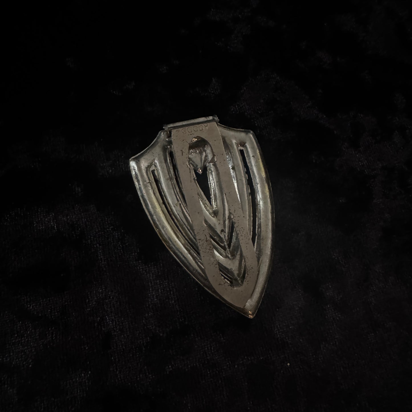 Broche vintage - bouclier magique