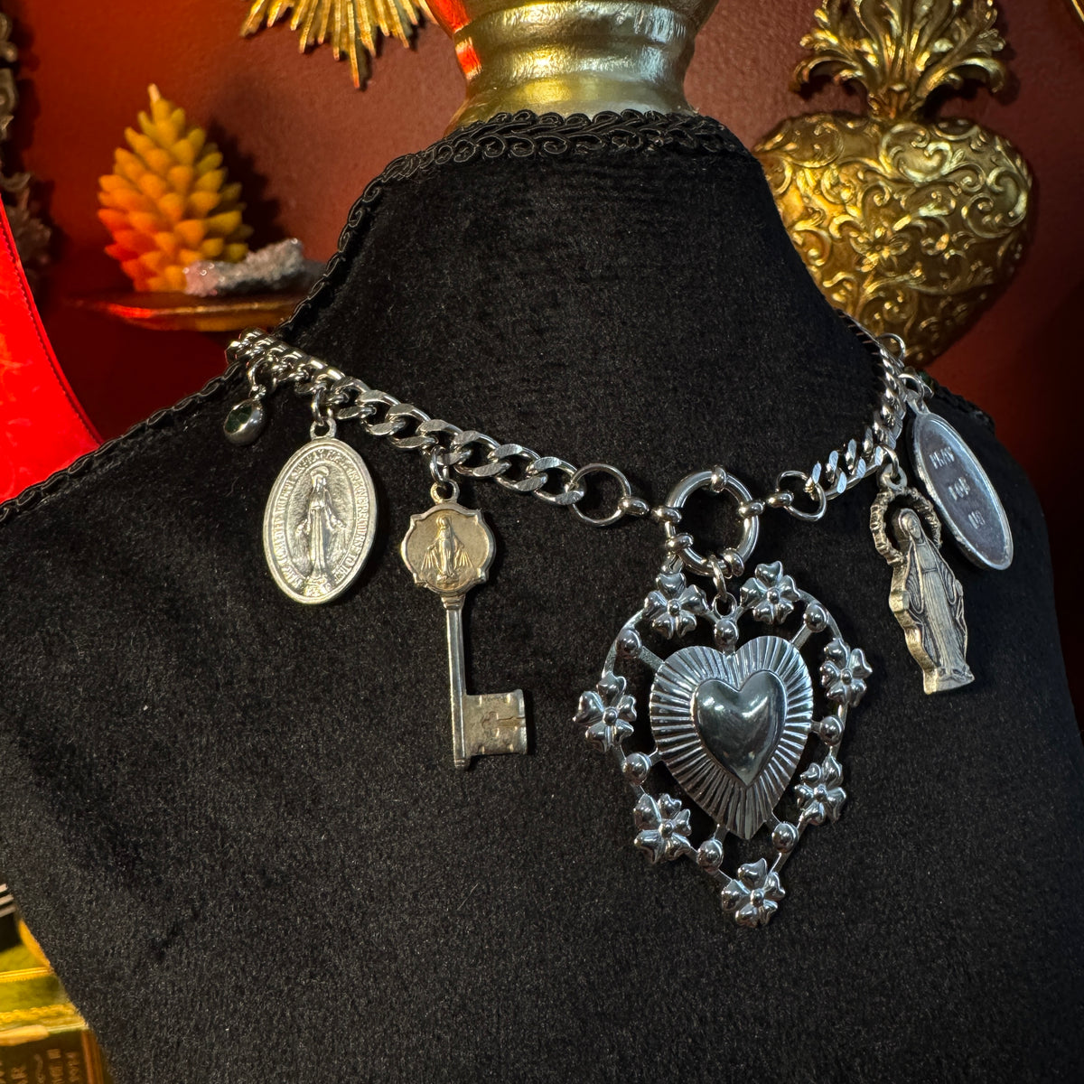 Collier grigri – Bijou de protection unique en art sacré