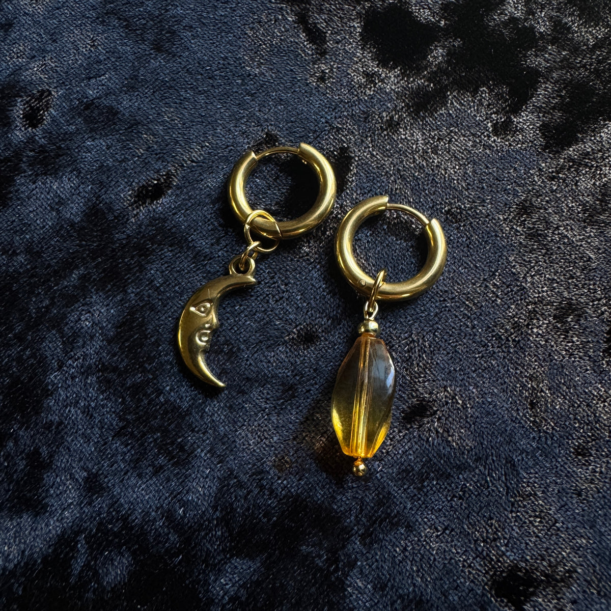 Boucles d’oreilles magiques : La Lune d’Ambre (perle vintage)