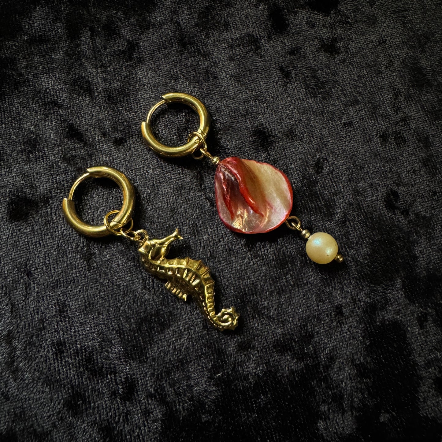 Boucles d’oreilles magiques et upcyclées : Hippocampe magique (nacre et perle vintage du Japon)
