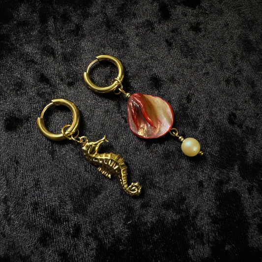Boucles d’oreilles magiques et upcyclées : Hippocampe magique (nacre et perle vintage du Japon)