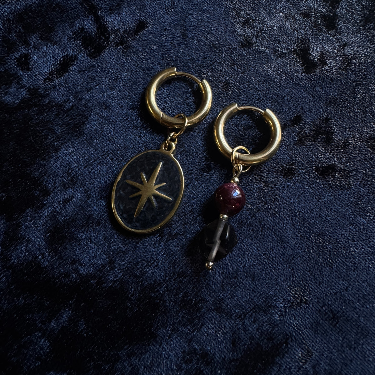 Boucles d’oreilles magiques : L’Étoile des Ombres (grenat et quartz fumé d’ecosse)