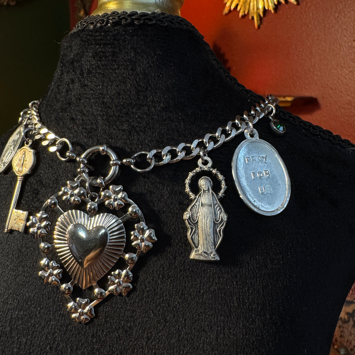 Collier grigri – Bijou de protection unique en art sacré