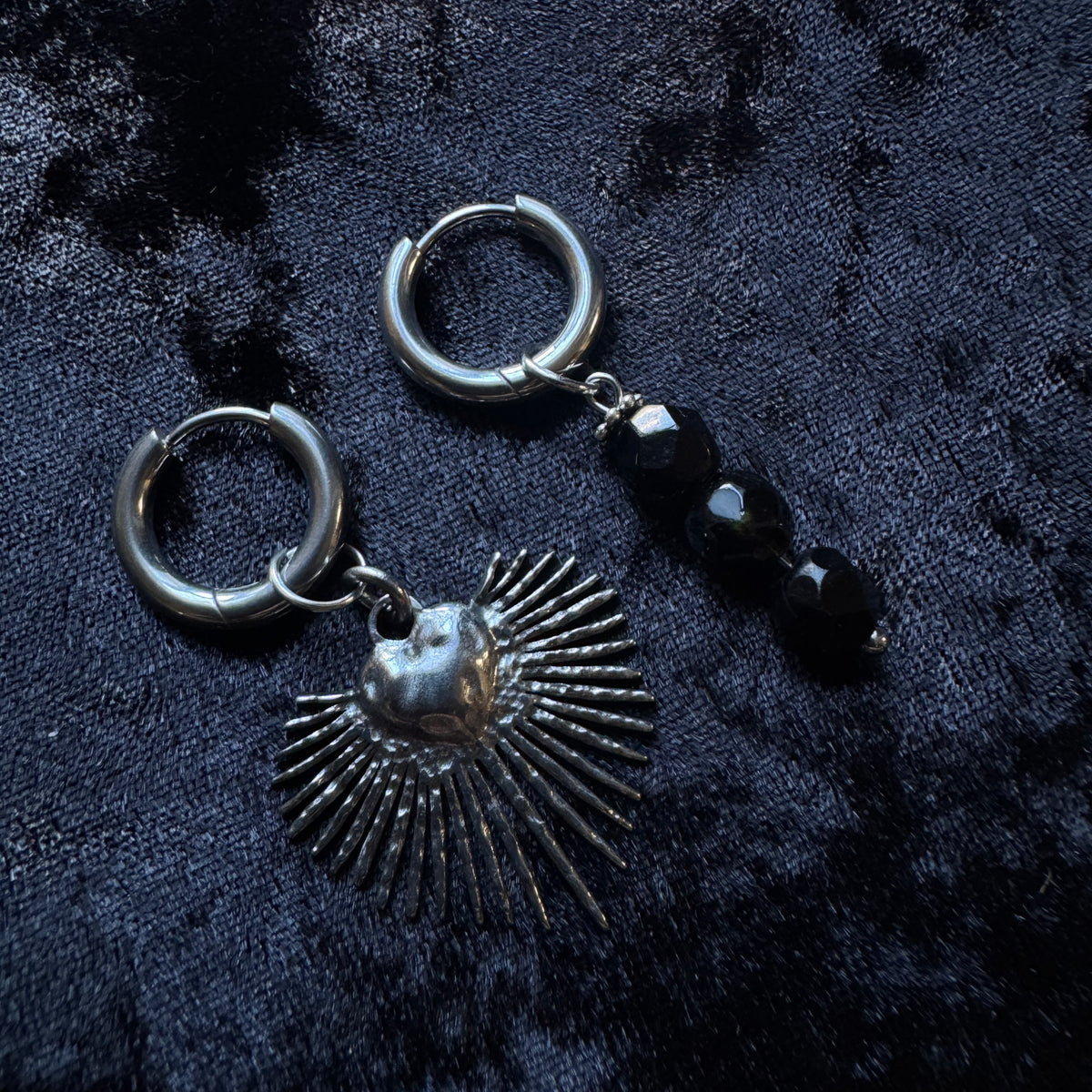 Boucles d’oreilles magiques : Lilith (perles noires de Serbie)