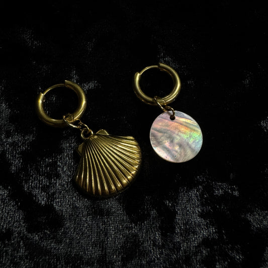 Magical and upcycled earrings: Magic of the depths
