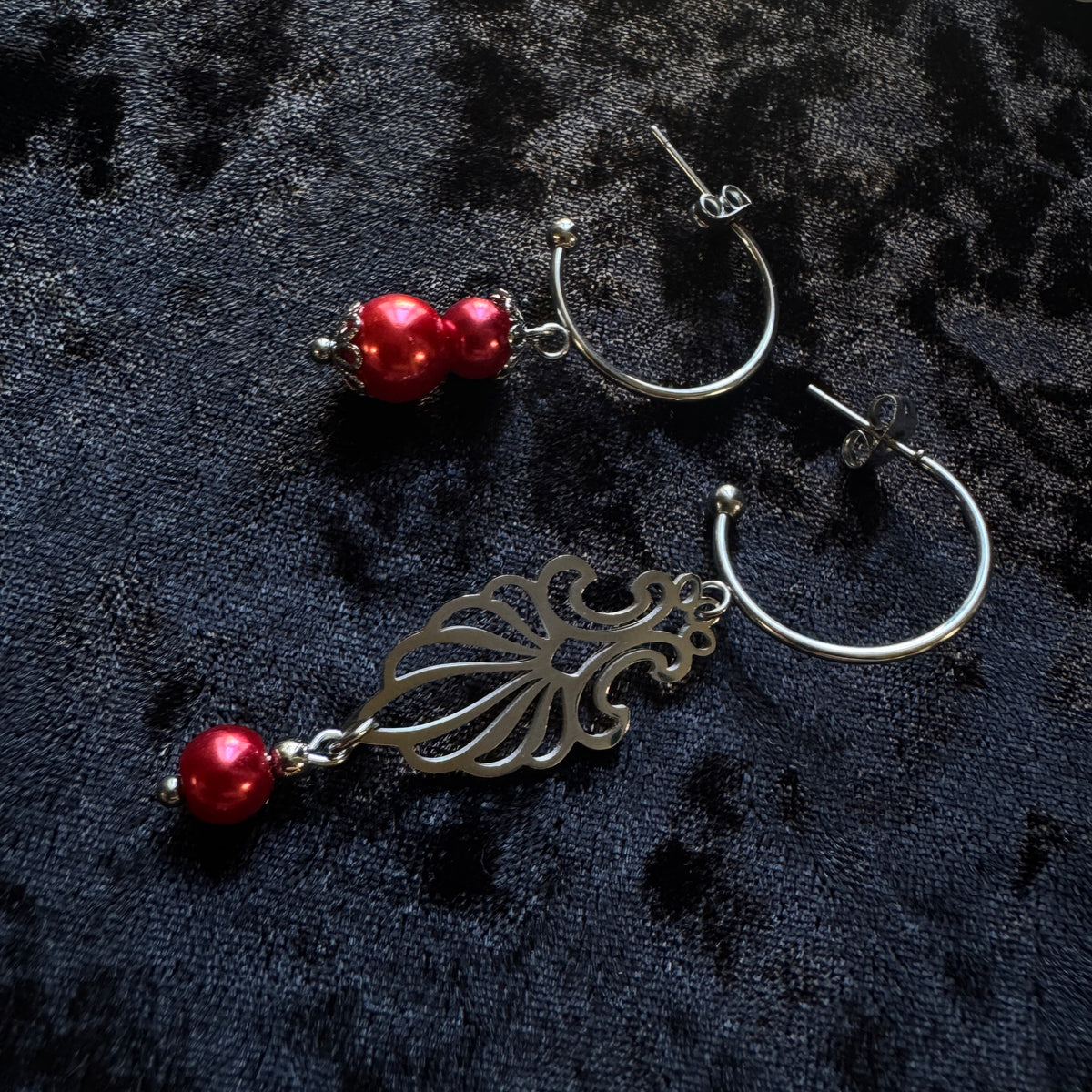 Boucles d’oreilles magiques :     Rose des Ombres (perles vintage de Roumanie)