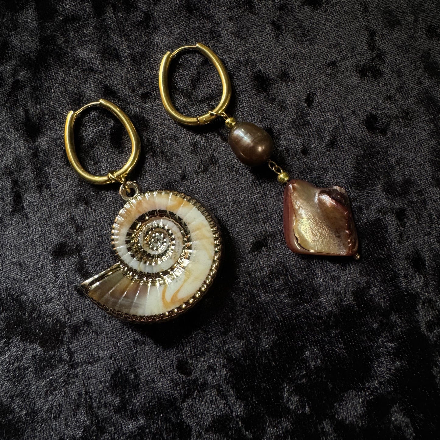 Boucles d’oreilles magiques et upcyclées : Aquilune (nacre et perle de Tahiti)