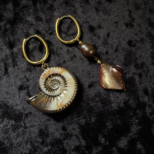 Boucles d’oreilles magiques et upcyclées : Aquilune (nacre et perle de Tahiti)
