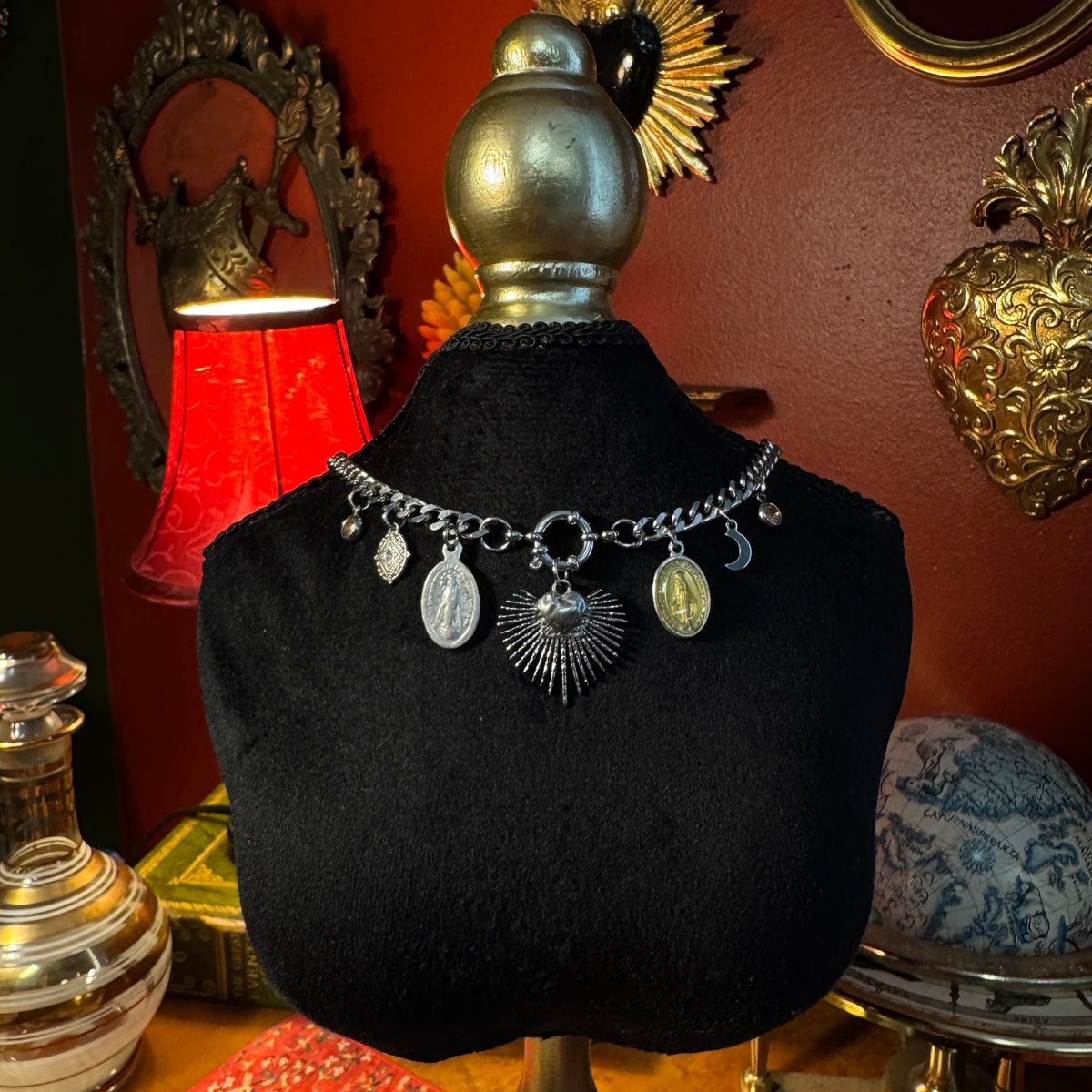 Collier grigri – Bijou de protection unique en art sacré