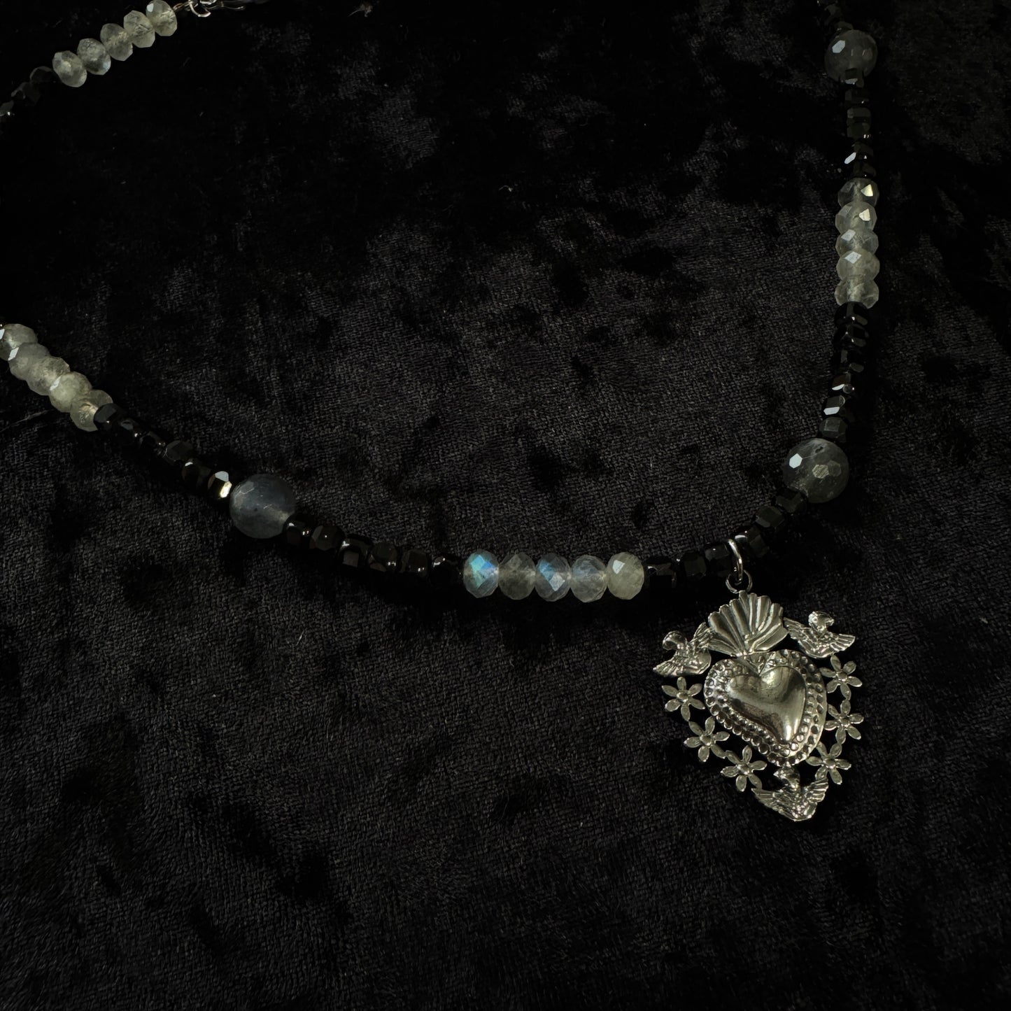 Collier unique de protection - Labradorite et spinelle et cœur sacré