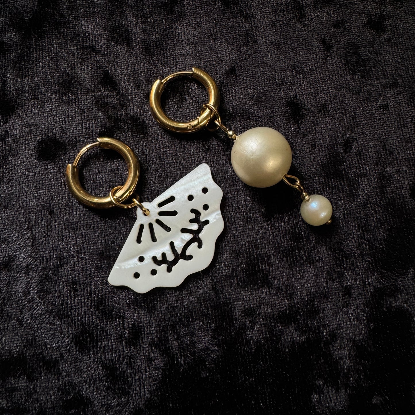 Boucles d’oreilles magiques et upcyclées : Éventail des mers (nacre et perles vintage du Japon)