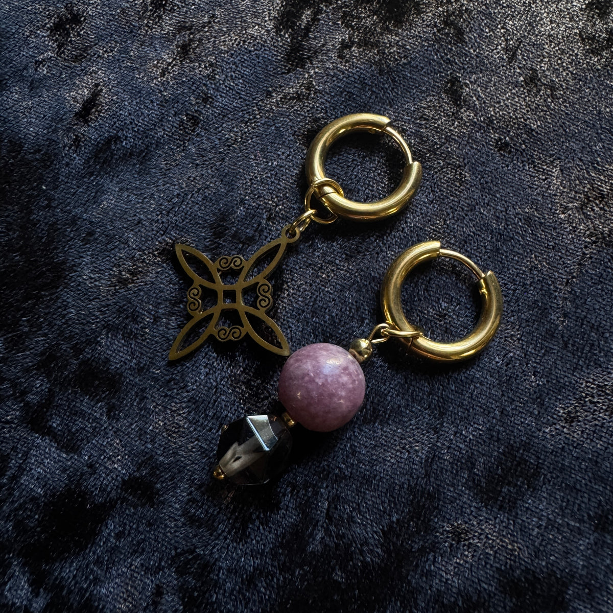 Boucles d’oreilles magiques : Le Sortilège des Brumes (Nœud des sorcière , lépidolite et quartz fumé)