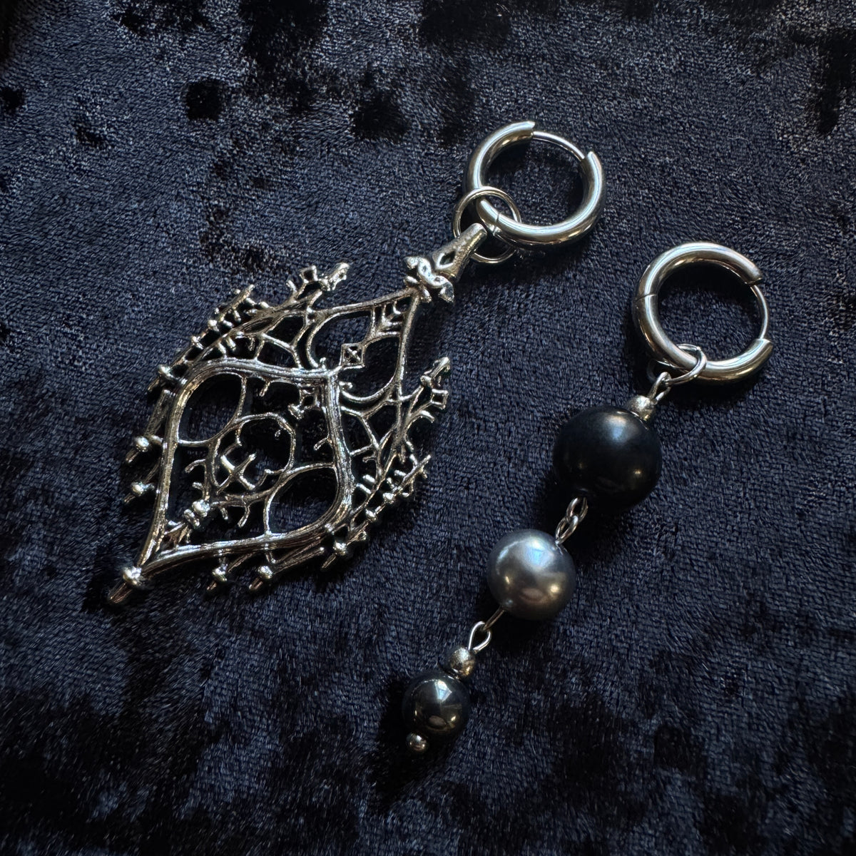 Boucles d’oreilles magiques : Velours Noir (perles vintage Japon et Serbie)