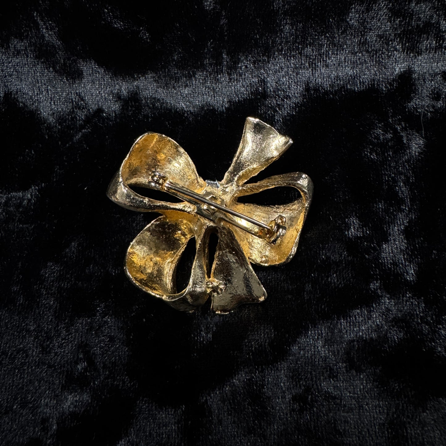Broche vintage - Ruban perlé