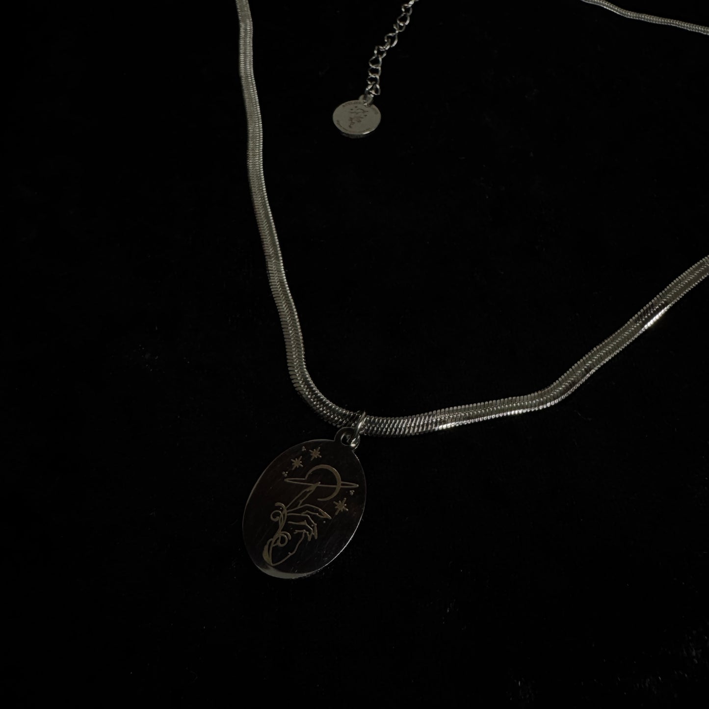 Collier signature Atelier Saturne - Le Talisman (chaîne serpent fine)