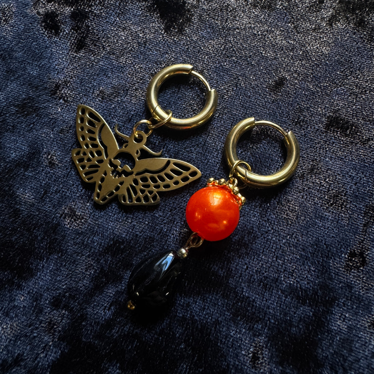 Boucles d’oreilles magiques : La Veuve des Brumes (Papillon de nuit et perles vintage très spooky)