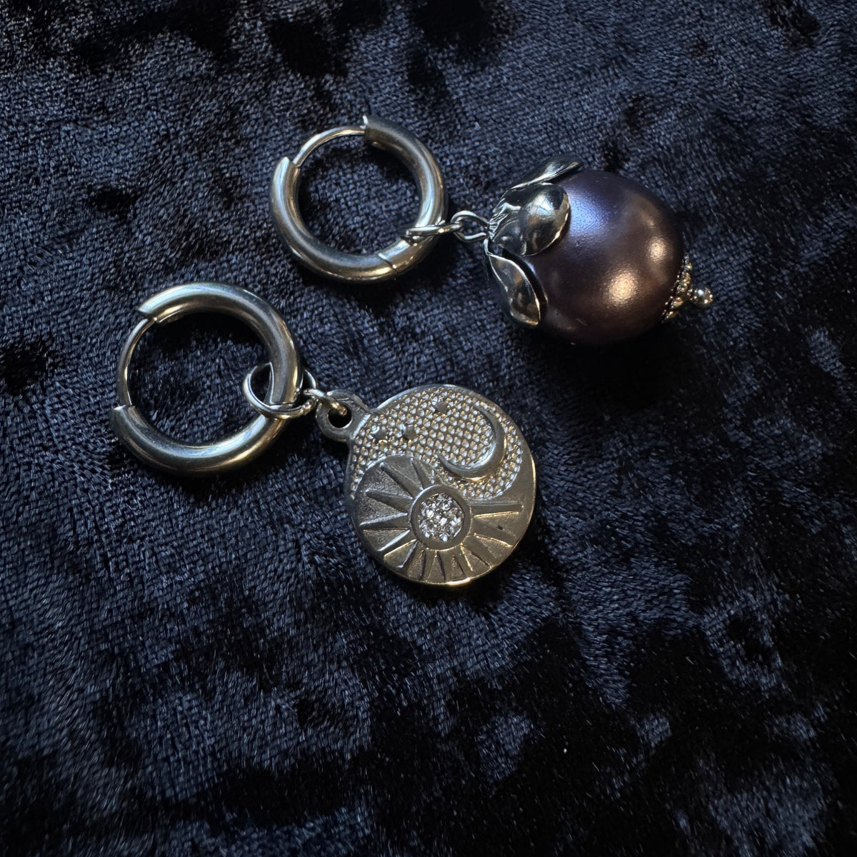 Boucles d’oreilles magiques : Lunaire (perle vintage aubergine d’écosse)