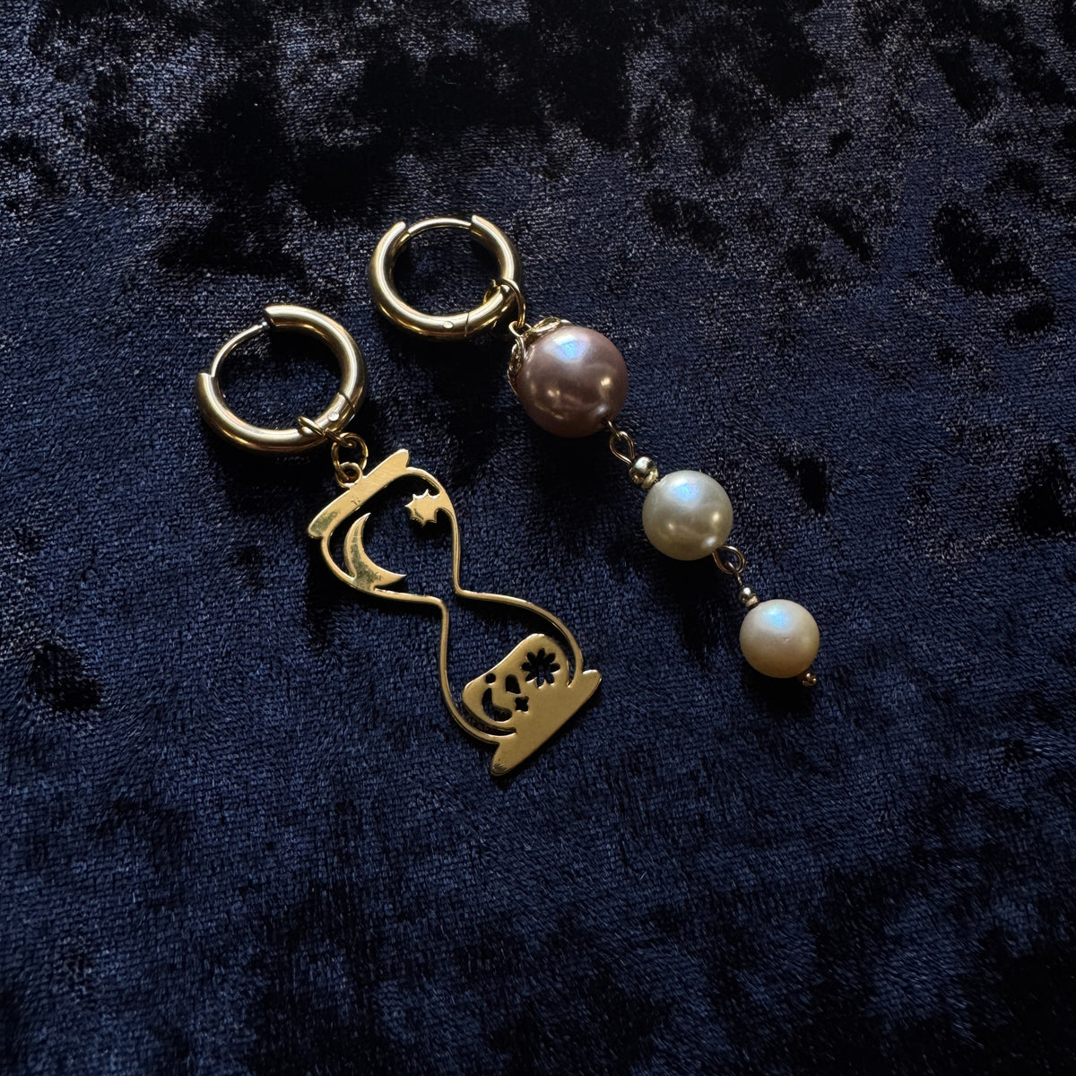 Boucles d’oreilles magiques : Le Sablier des Sorcières (cascade de perles vintage japonaises)