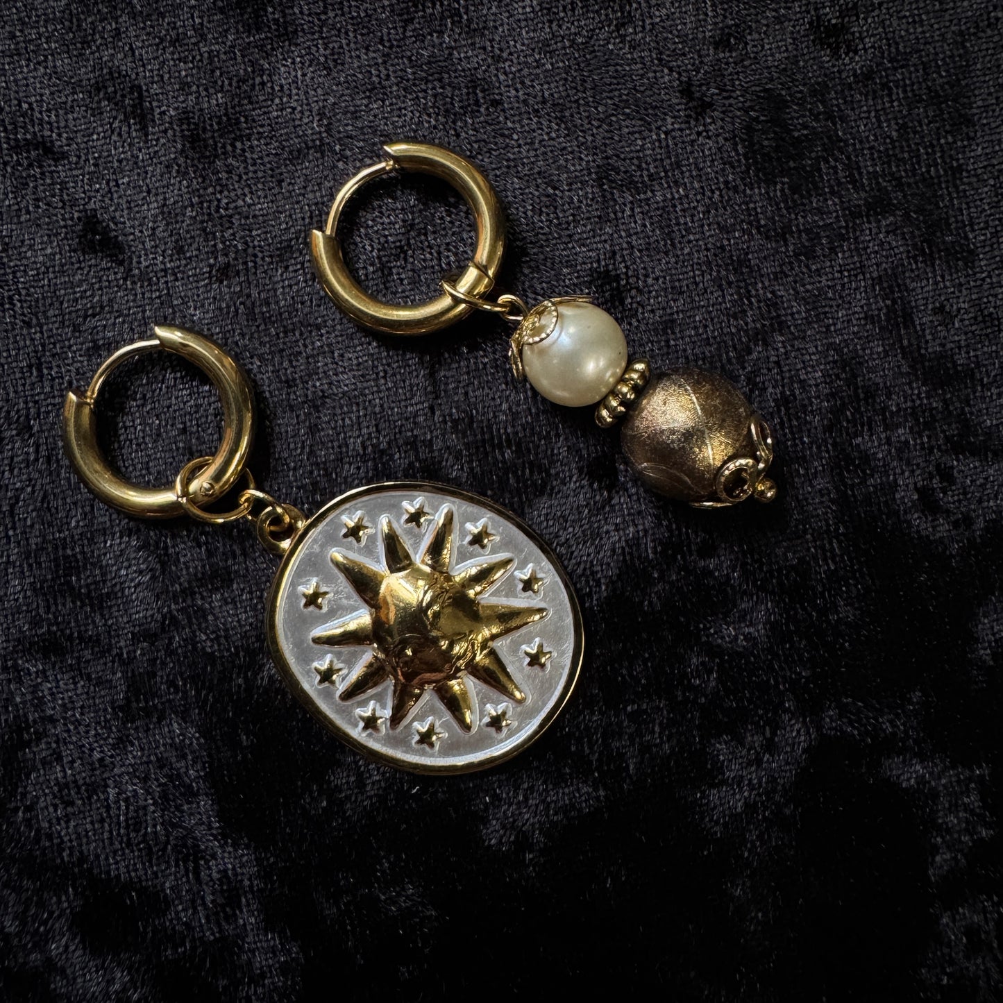 Boucles d’oreilles magiques et upcyclées : Le soleil (perles vintage du Japon)