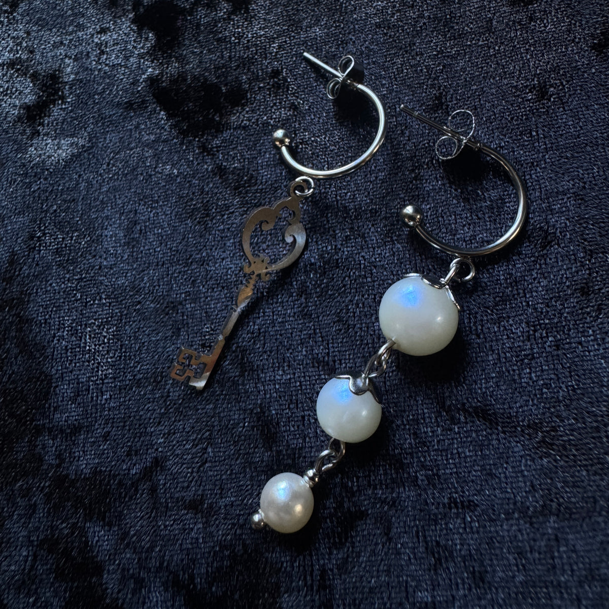 Boucles d’oreilles magiques :     Larme de Lune (perles vintage japonaises)