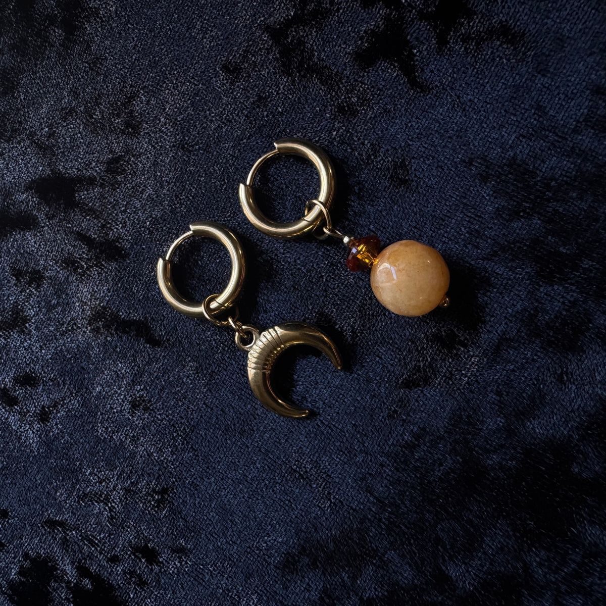 Boucles d’oreilles magiques : La lune sacrée (perle de calcite de France)
