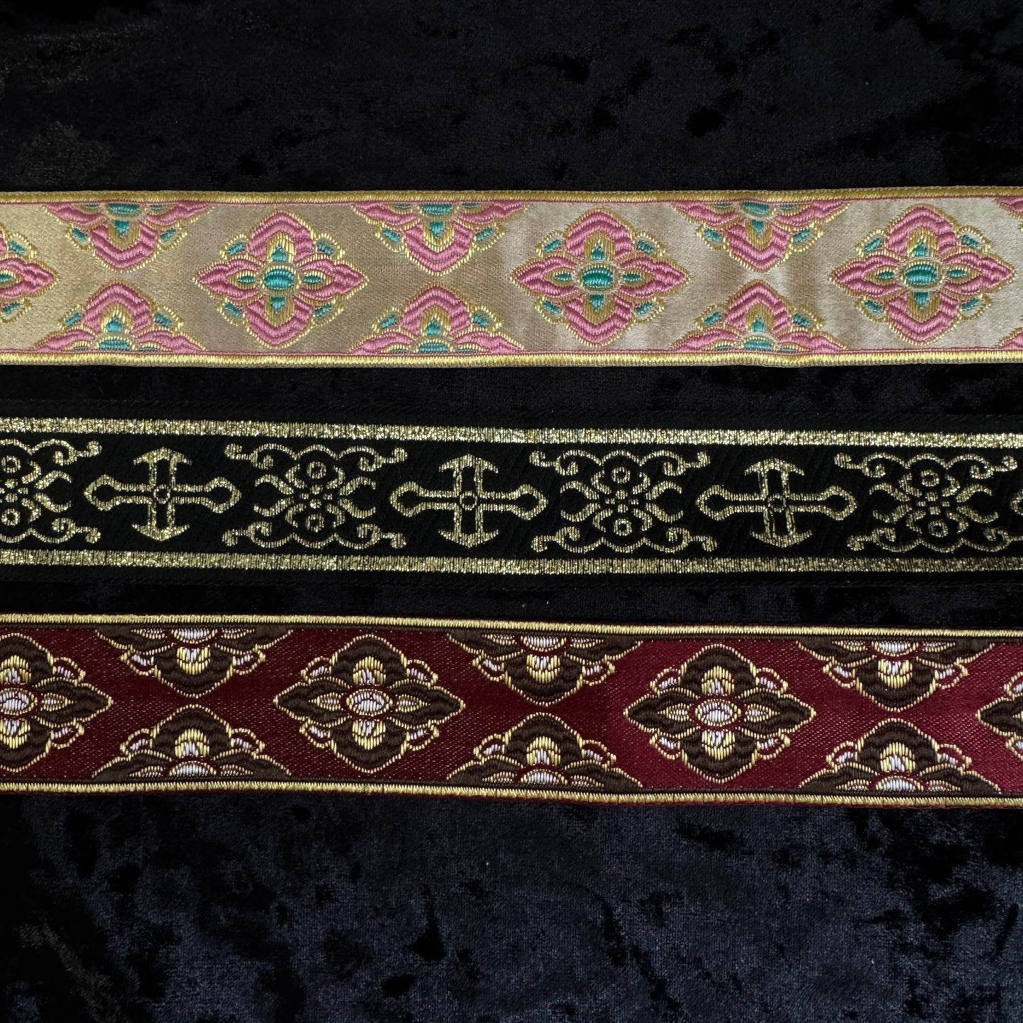 Colliers ras de cou en tissus serbes - Baroque