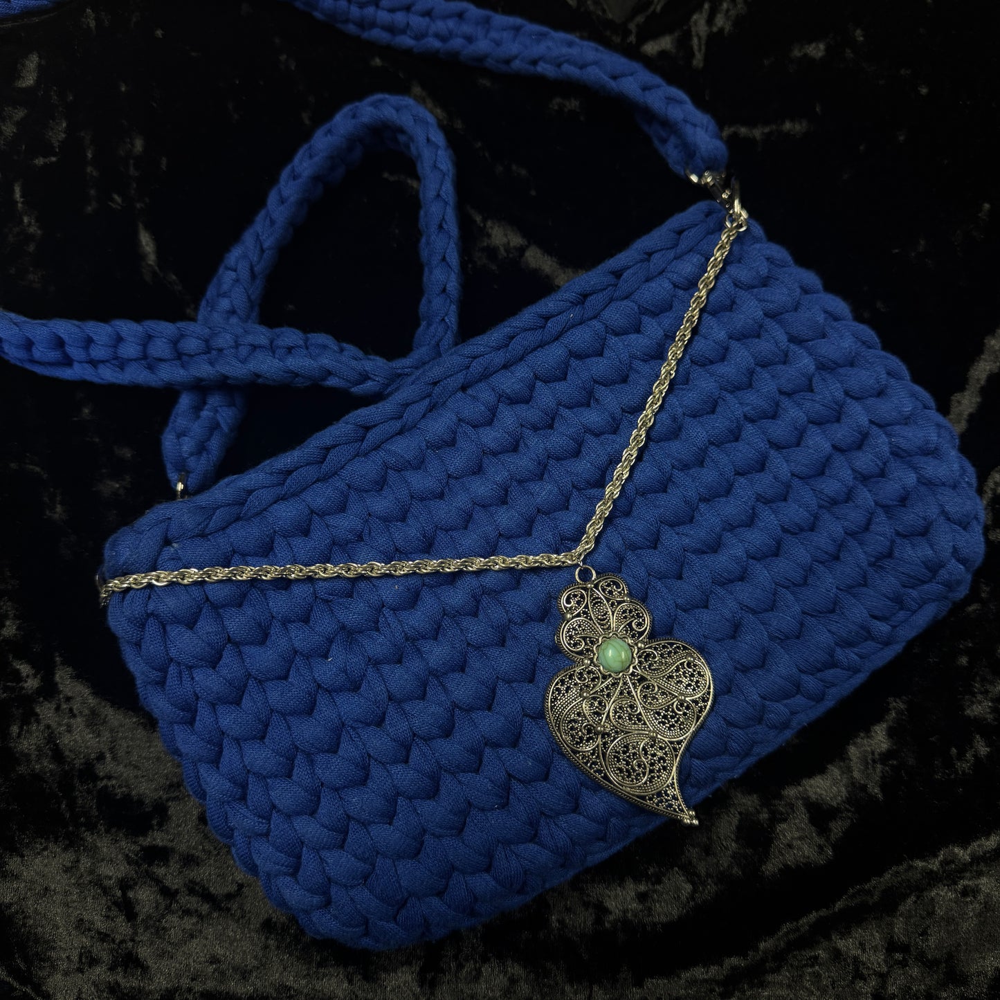Sac upcyclé Atelier Saturne – Pièce unique ornée de chaînes en acier inoxydable et cœur sacré