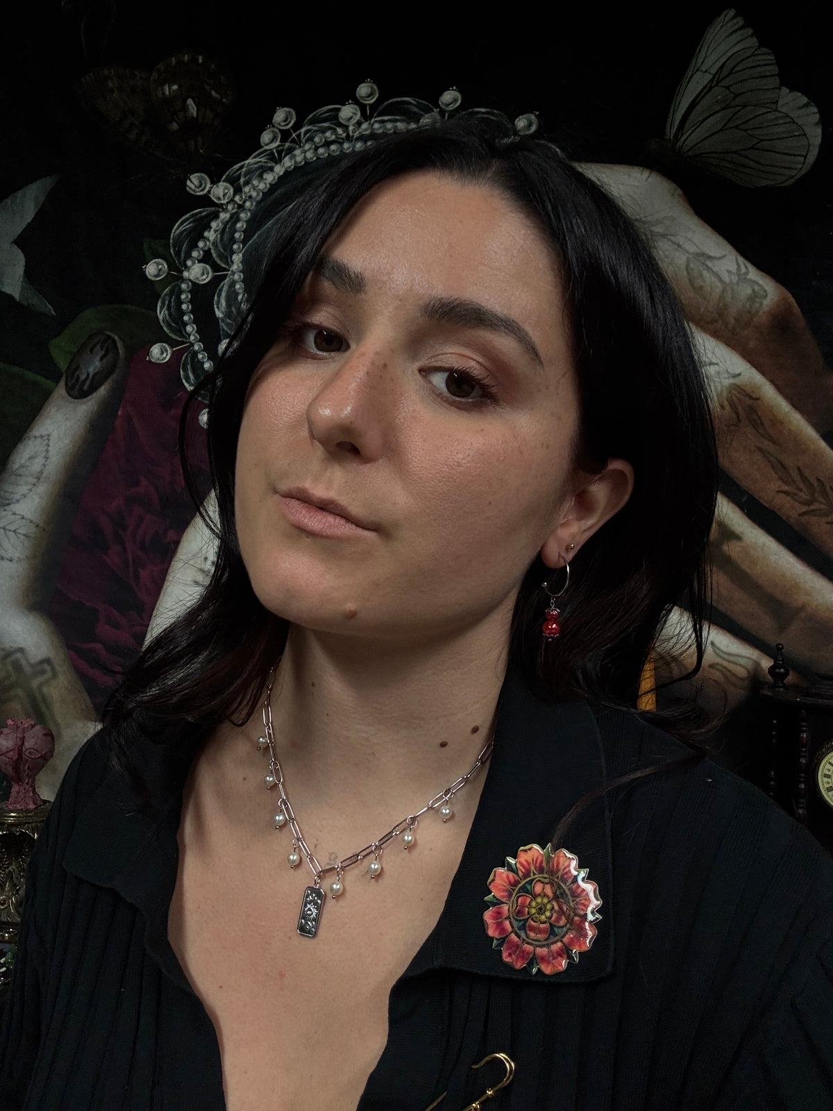 Boucles d’oreilles magiques :     Rose des Ombres (perles vintage de Roumanie)