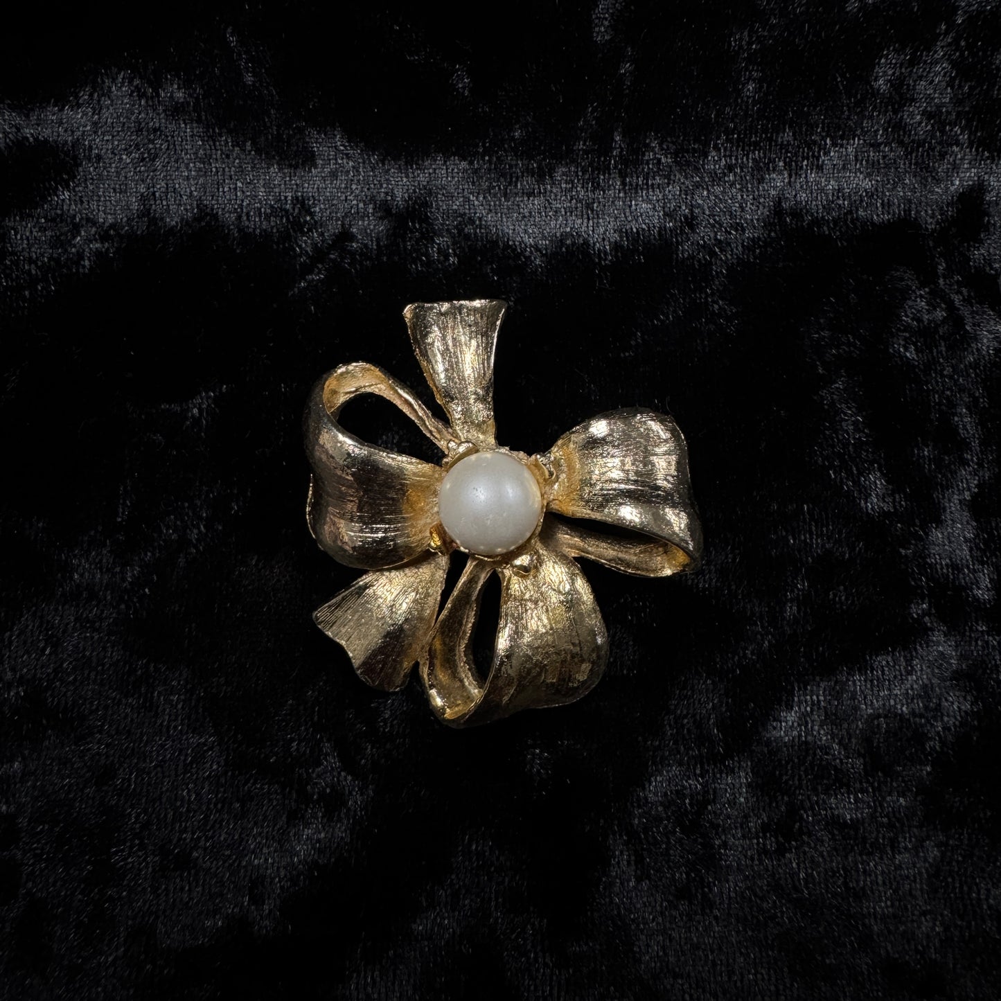 Broche vintage - Ruban perlé