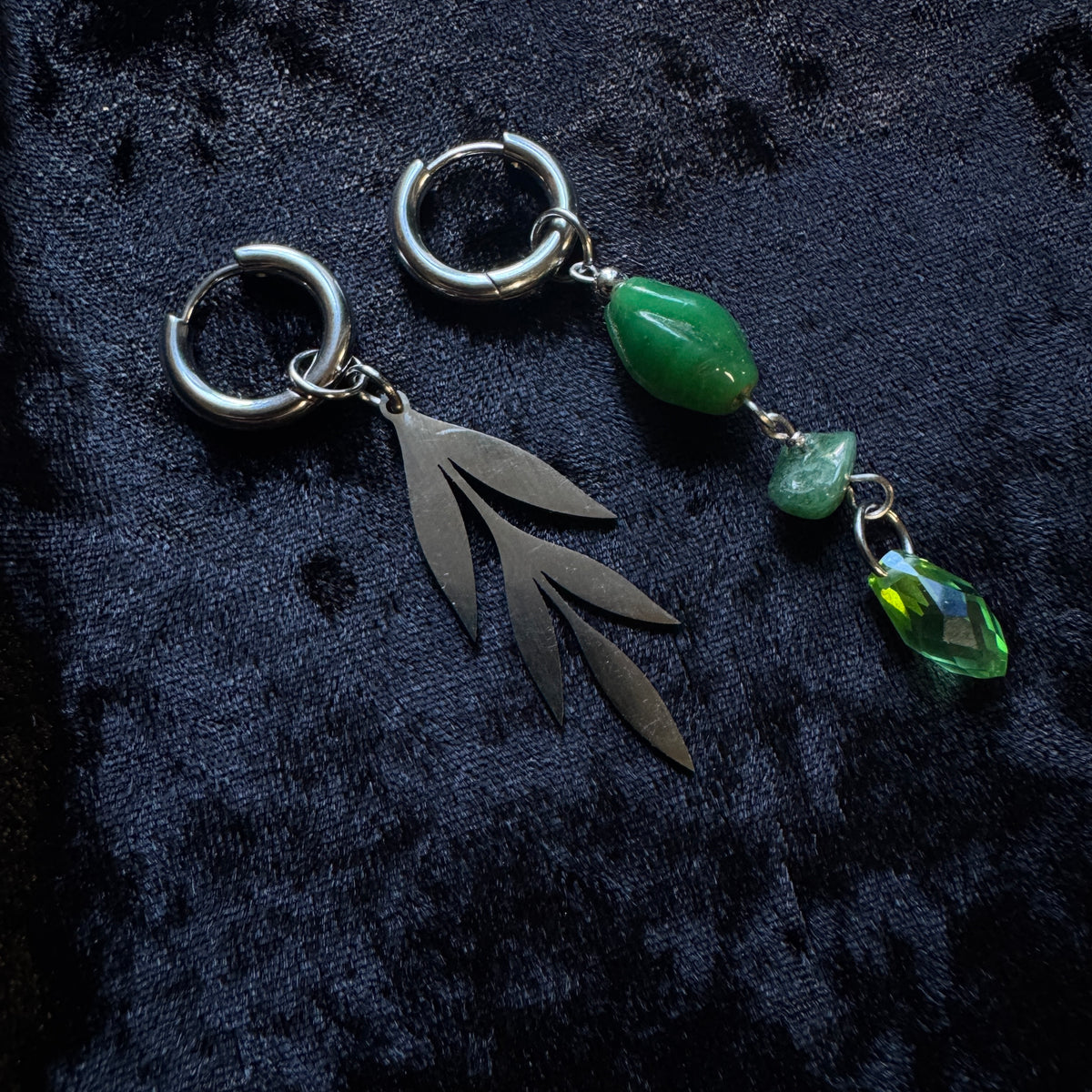 Boucles d’oreilles magiques :     Belladone (verre murano, cristal Swarovski et perle de jade)