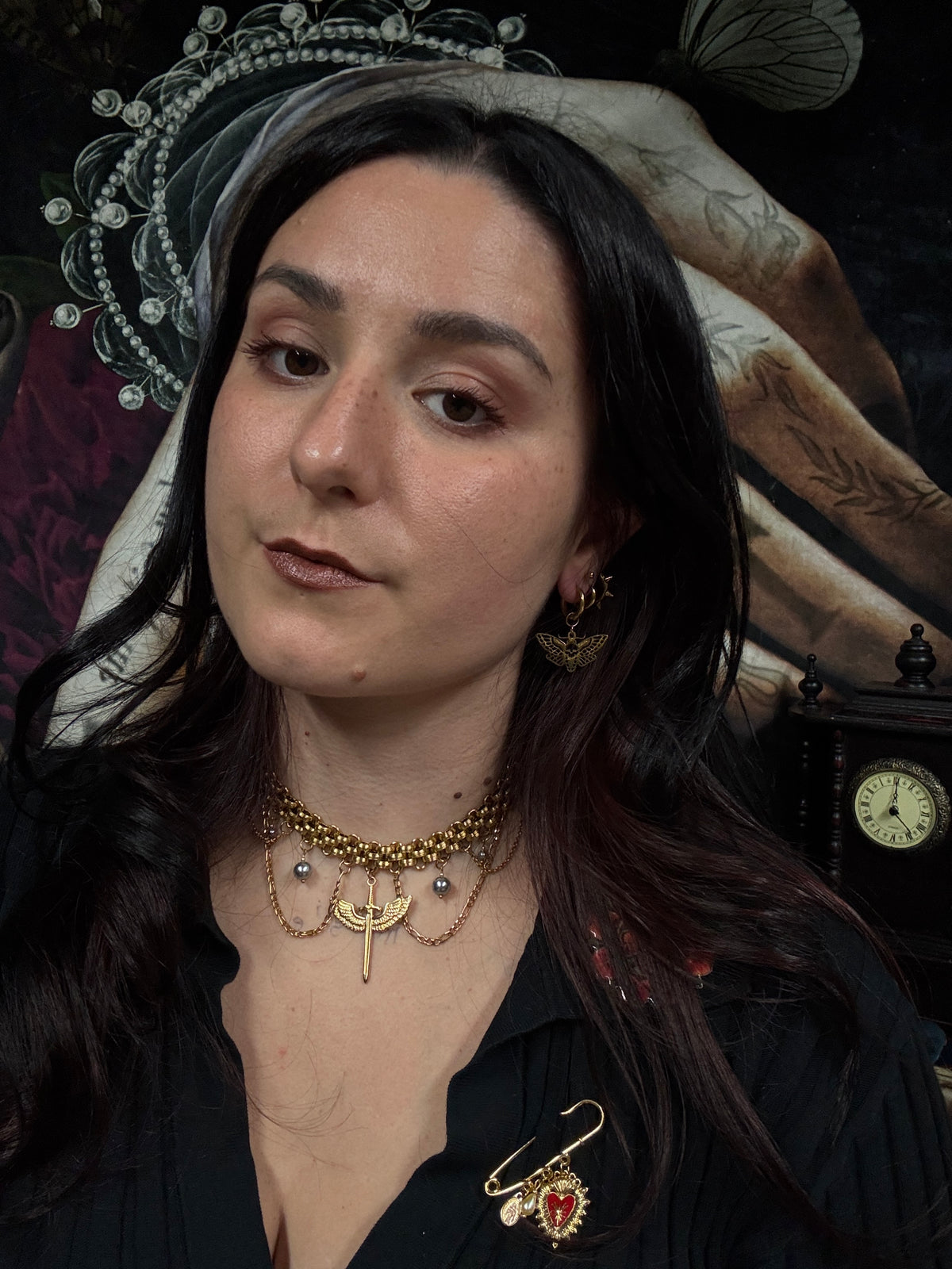 Boucles d’oreilles magiques : La Veuve des Brumes (Papillon de nuit et perles vintage très spooky)