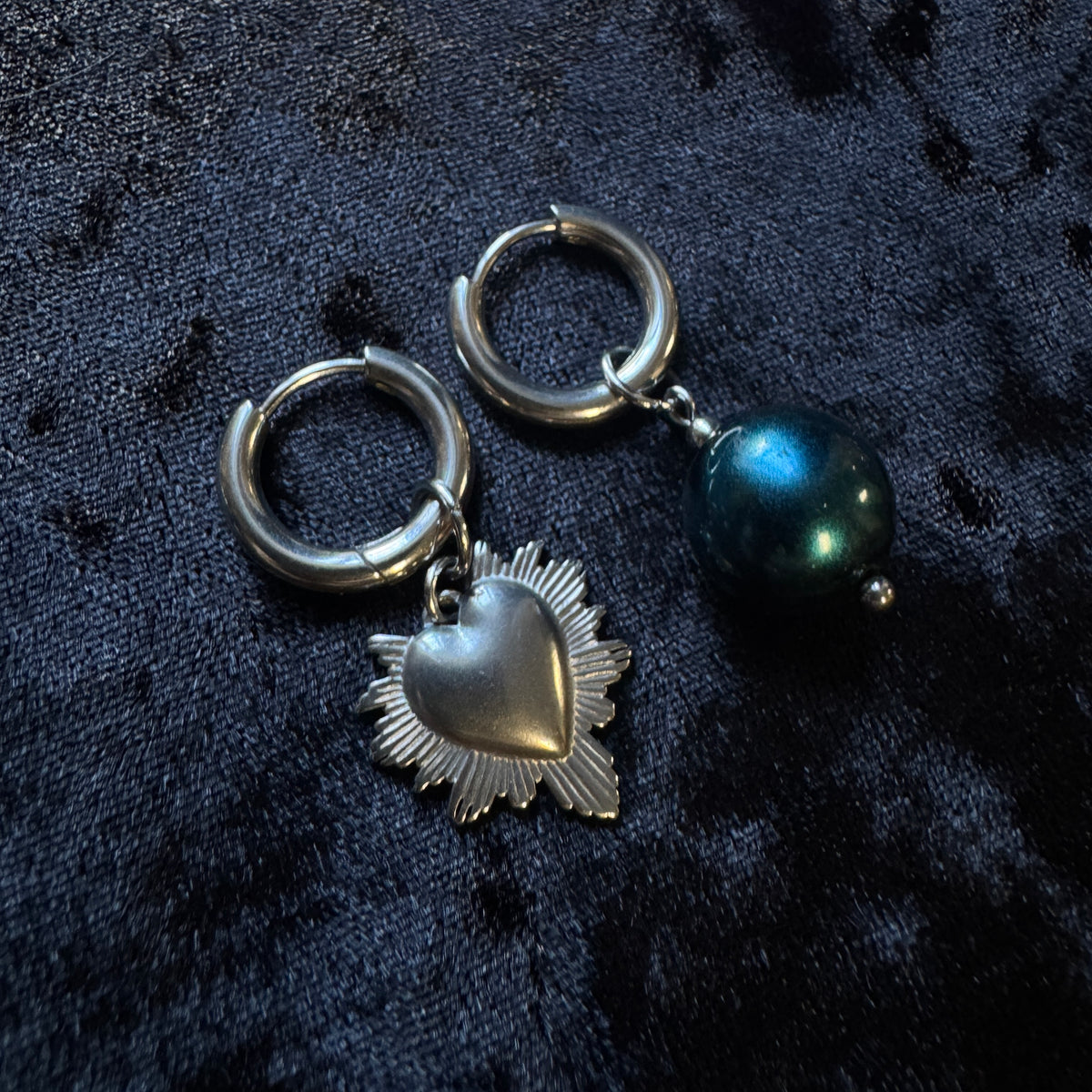 Boucles d’oreilles magiques : Nocturne (perle bleue nuit vintage  du Japon)