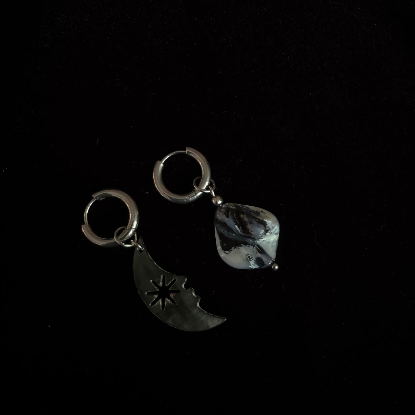 Boucles d’oreilles magiques et upcyclées : Lune nacrée (en nacre)