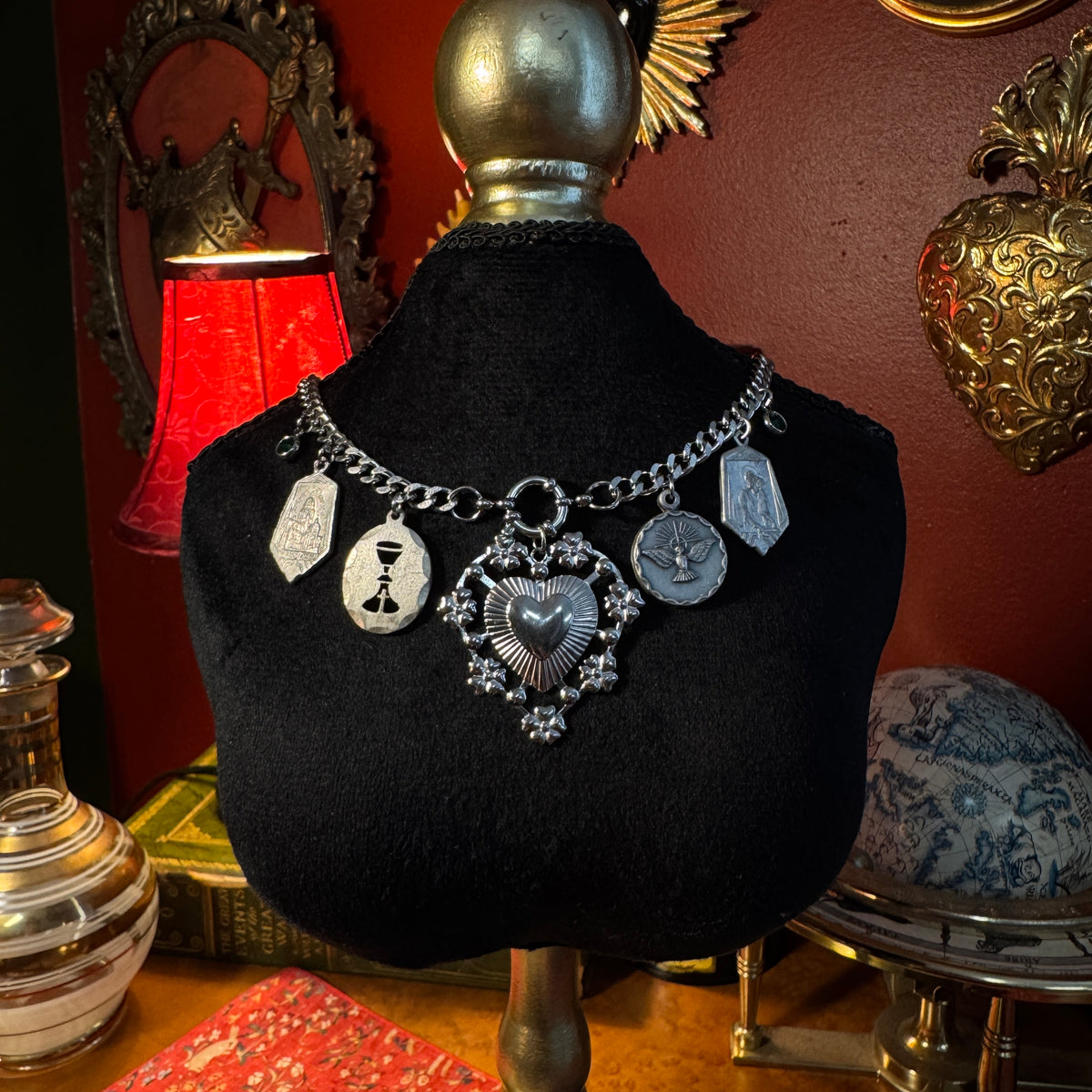 Collier grigri – Bijou de protection unique en art sacré