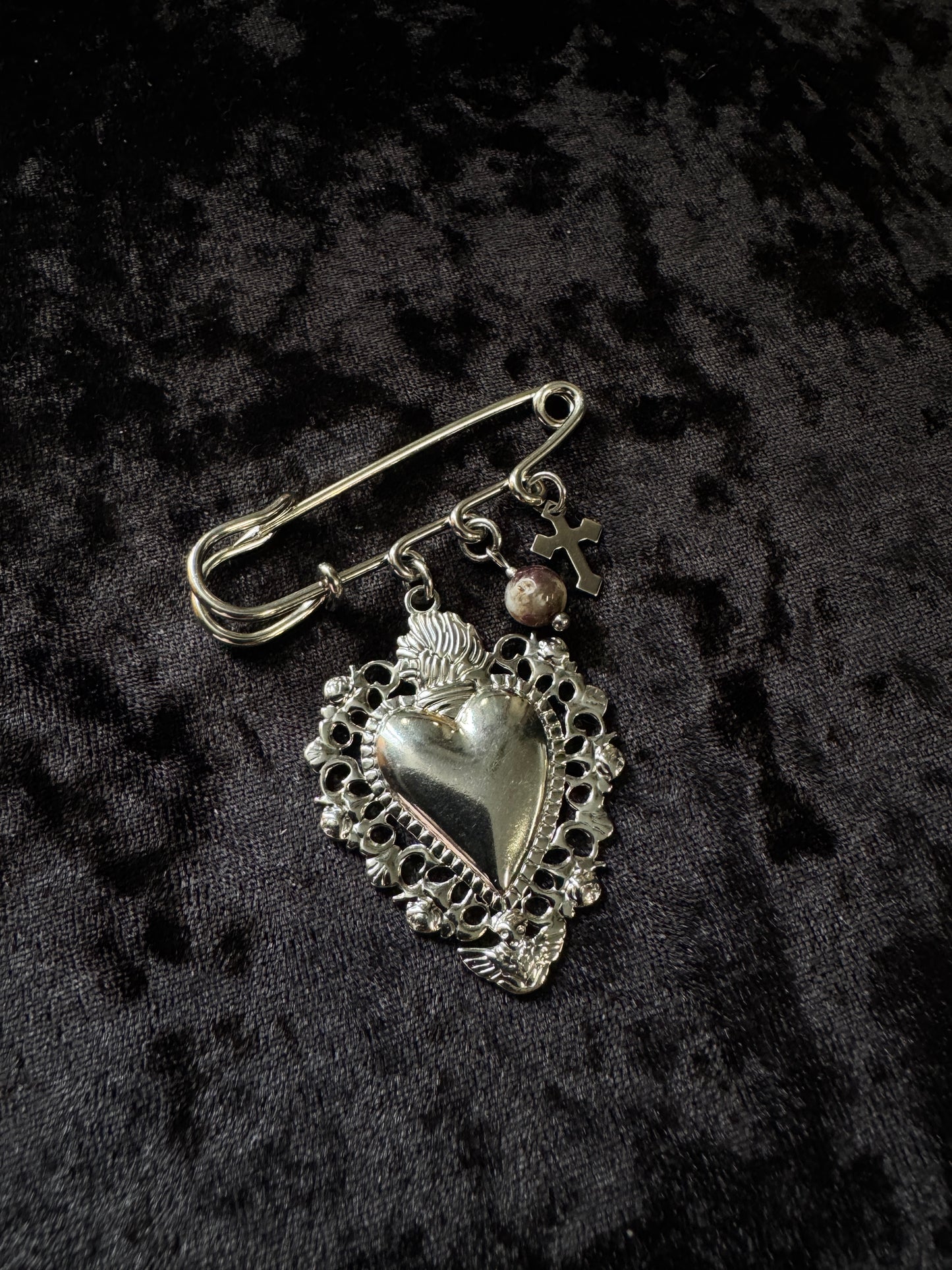 Epinglette grigri - Coeur d’arabesques