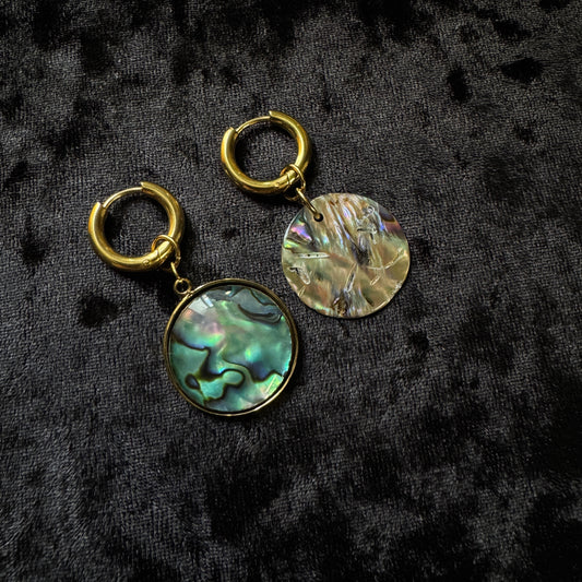 Boucles d’oreilles magiques et upcyclées : Écume (en Paua)