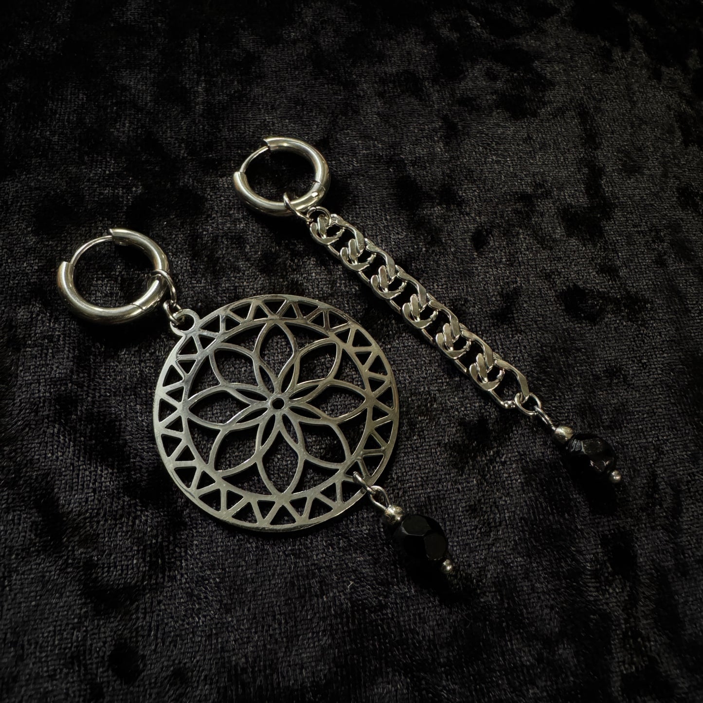 Boucles d’oreilles magiques et upcyclées : Olyra (perles noires de Serbie)