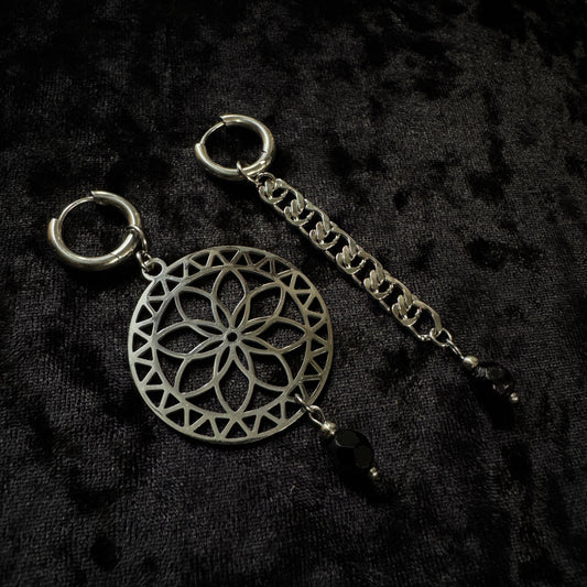 Boucles d’oreilles magiques et upcyclées : Olyra (perles noires de Serbie)