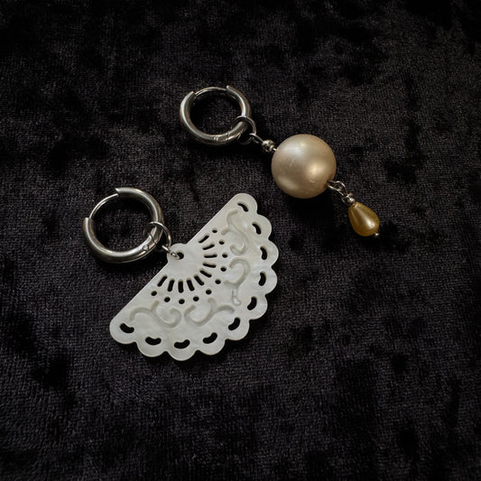 Boucles d’oreilles magiques et upcyclées : Vent de fraîcheur (perle supérieure japonaise et éventail en nacre)