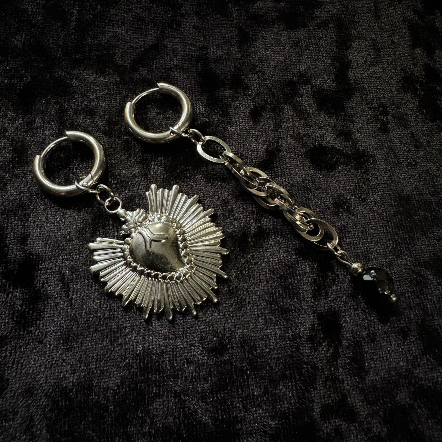 Boucles d’oreilles magiques et upcyclées : Vœu sacré (perle noire de Serbie)