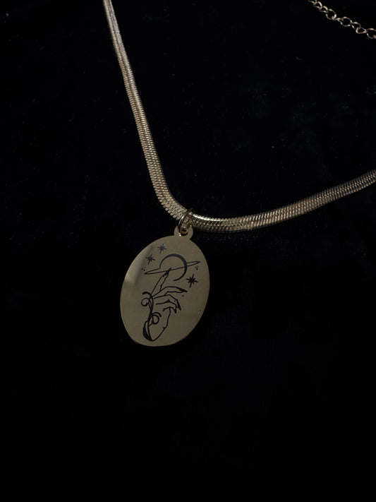 Collier signature Atelier Saturne - Le Talisman (chaîne serpent fine)