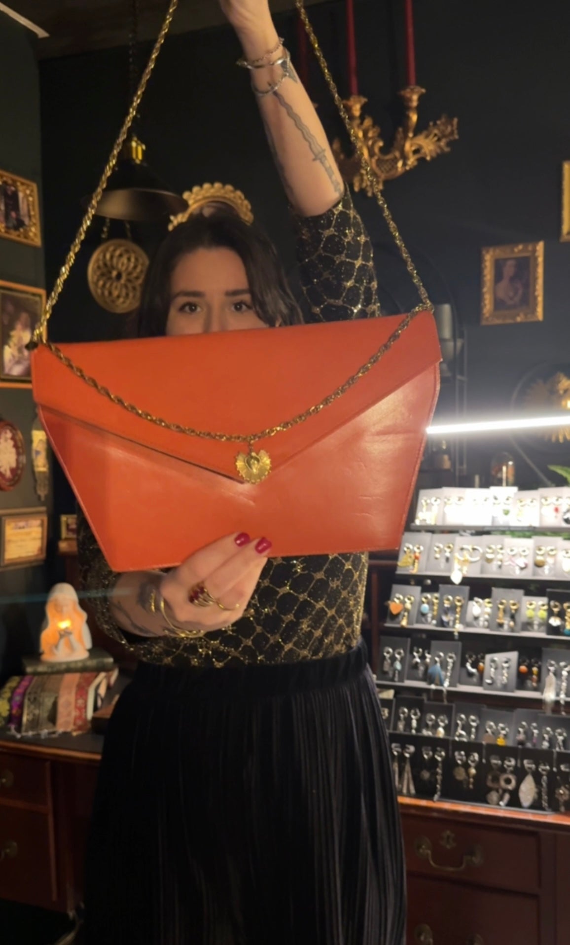 Sac upcyclé Atelier Saturne en cuir – Pièce unique ornée de chaînes en acier inoxydable et cœur sacré