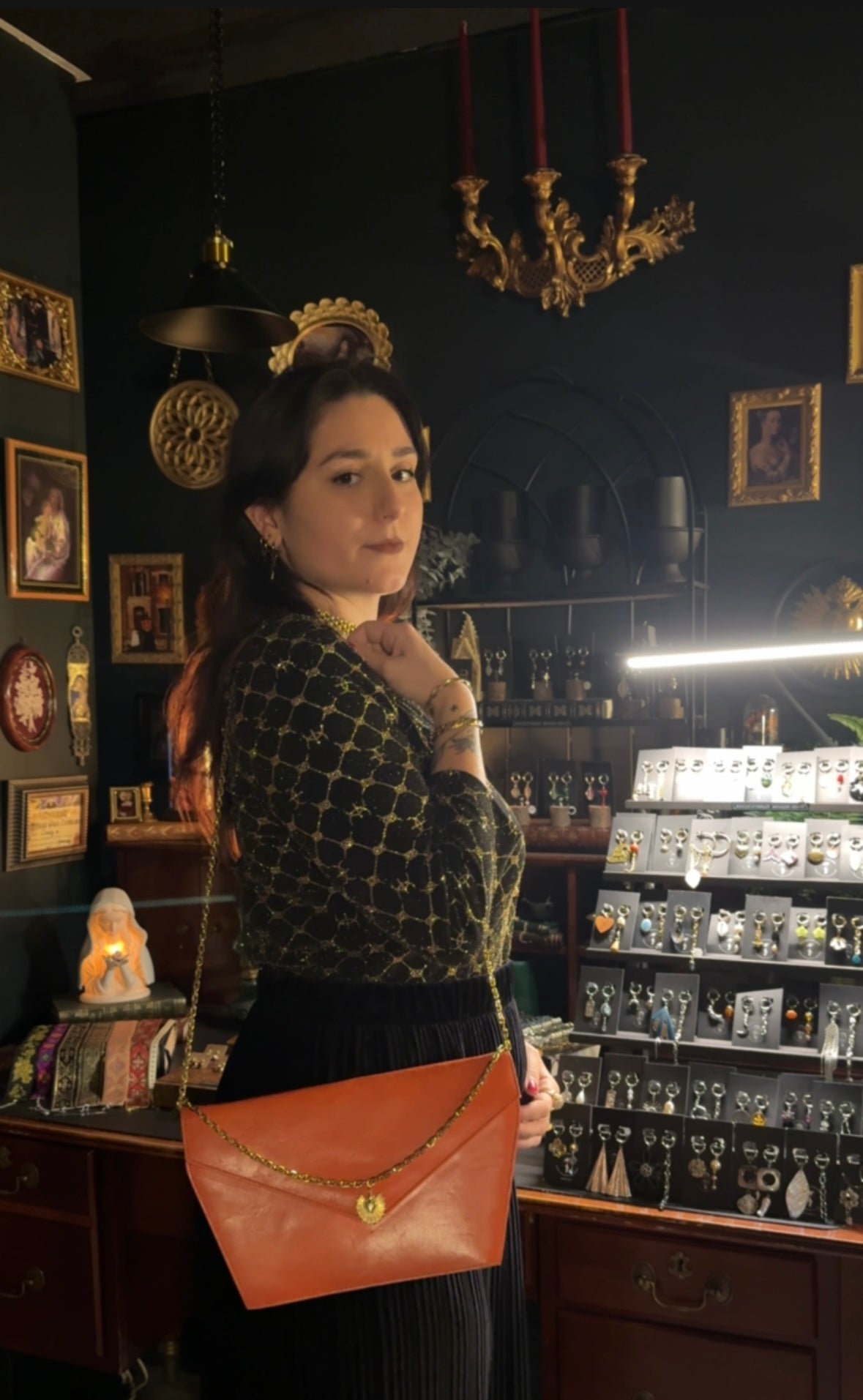 Sac upcyclé Atelier Saturne en cuir – Pièce unique ornée de chaînes en acier inoxydable et cœur sacré